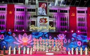 TPHCM rực rỡ đêm nghệ thuật chào mừng 50 năm Thành phố vinh dự mang tên Bác