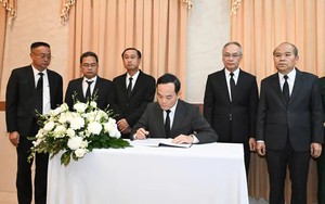 Lãnh đạo Thành phố viếng Chủ tịch Quốc hội Lào Saysomphone Phomvihane
