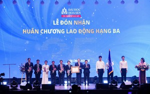 Đại học Hoa Sen đón Huân chương Lao động hạng Ba, hướng tới top 500 đại học châu Á