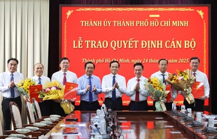 B&#237; thư Th&#224;nh ủy Trần Lưu Quang trao c&#225;c quyết định ph&#234; chuẩn Ph&#243; Chủ tịch HĐND, Ph&#243; Chủ tịch UBND Th&#224;nh phố