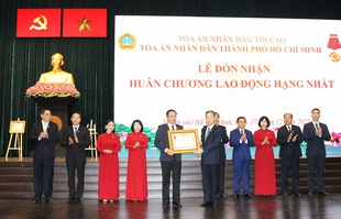 Tòa án nhân dân Thành phố đón nhận Huân chương Lao động hạng Nhất