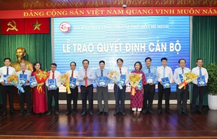 Chủ tịch UBND TPHCM bổ nhiệm l&#227;nh đạo 54 đơn vị sự nghiệp c&#244;ng lập