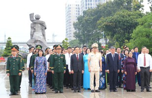 Bí thư Thành ủy Trần Lưu Quang và đoàn đại biểu TPHCM dâng hương tưởng nhớ Anh hùng liệt sĩ