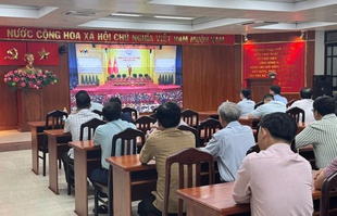 Người dân TPHCM phấn khởi theo dõi trực tiếp khai mạc Đại hội XIV của Đảng