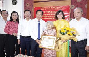 Chủ tịch UBND TPHCM trao Huy hiệu 80 năm tuổi Đảng cho đảng viên Nguyễn Thị Dũng