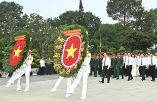 Lãnh đạo TPHCM tưởng nhớ Chủ tịch Hồ Chí Minh, các Mẹ Việt Nam Anh hùng, Anh hùng liệt sĩ