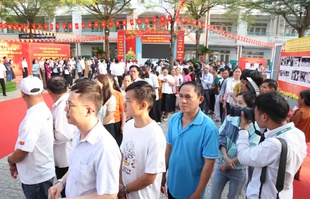 Hàng triệu cử tri TPHCM nô nức đi bầu cử sáng 15/3