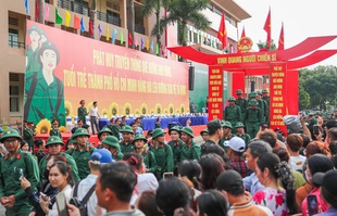 Thanh niên TPHCM hăng hái lên đường nhập ngũ