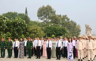 Lãnh đạo TPHCM dâng hương, dâng hoa tưởng niệm các Mẹ Việt Nam anh hùng, anh hùng liệt sĩ nhân dịp 30/4