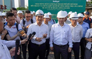 Lãnh đạo Thành phố chứng kiến công tác đổ bê tông trụ chính cầu đi bộ qua sông Sài Gòn