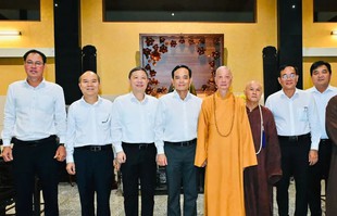 Bí thư Thành ủy TPHCM Trần Lưu Quang thăm, chúc mừng Đại lễ Phật đản