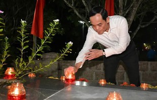 Lãnh đạo TPHCM dâng hương tri ân Anh hùng liệt sĩ tại Nghĩa trang Hàng Dương