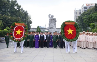 Lãnh đạo TPHCM dâng hương, dâng hoa tưởng niệm các Anh hùng liệt sĩ