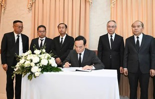 Lãnh đạo Thành phố viếng Chủ tịch Quốc hội Lào Saysomphone Phomvihane