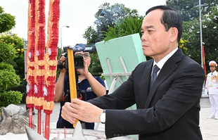 Lãnh đạo TPHCM dâng hương tưởng nhớ Anh hùng liệt sĩ