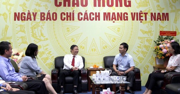 Phó Chủ tịch Dương Anh Đức thăm CQTT Báo Điện tử Chính phủ