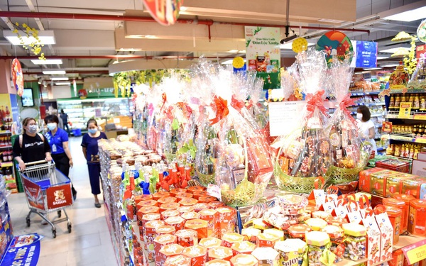 Mua sắm cuối năm: Giá cả bình ổn, giỏ quà Tết đa dạng