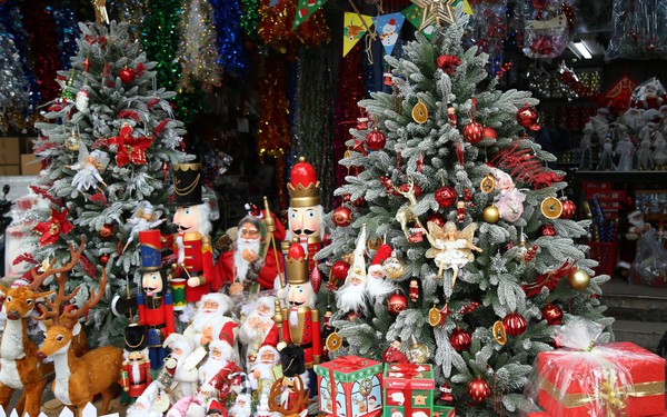 Phố bán đồ trang trí Noel nhộn nhịp vào mùa