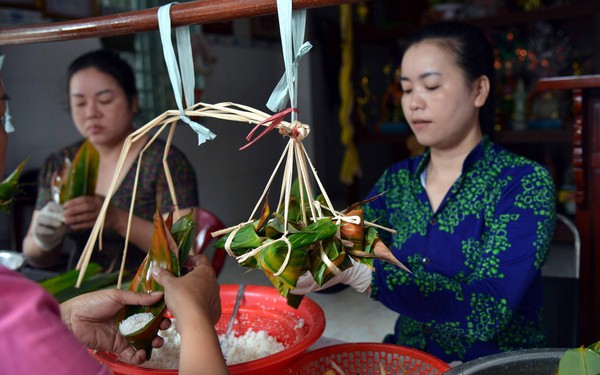 Nhộn nhịp nghề truyền thống bánh ú tro Tết Đoan Ngọ 