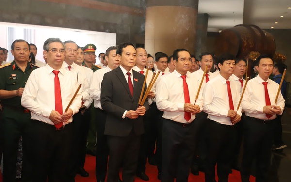 Đo&#224;n đại biểu Đại hội Đảng bộ TPHCM d&#226;ng hương tưởng nhớ c&#225;c Vua H&#249;ng