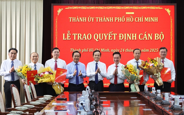 B&#237; thư Th&#224;nh ủy Trần Lưu Quang trao c&#225;c quyết định ph&#234; chuẩn Ph&#243; Chủ tịch HĐND, Ph&#243; Chủ tịch UBND Th&#224;nh phố