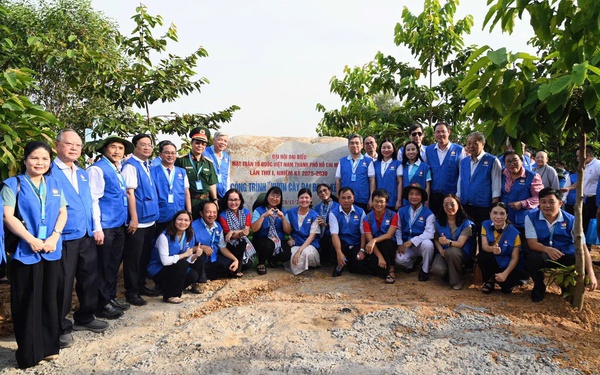 500 đại biểu MTTQ Việt Nam TPHCM trồng cây xanh tại “Vườn cây Đại đoàn kết”