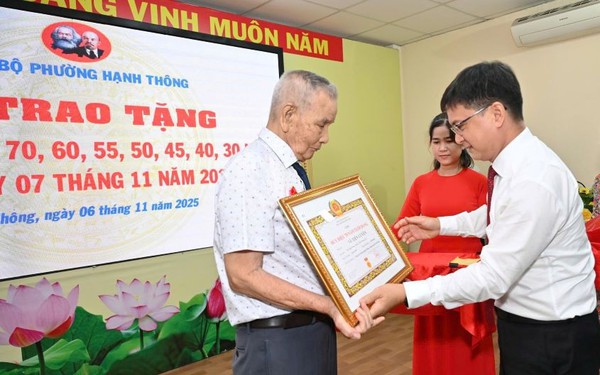Phường Hạnh Thông trao Huy hiệu Đảng cho 50 đảng viên