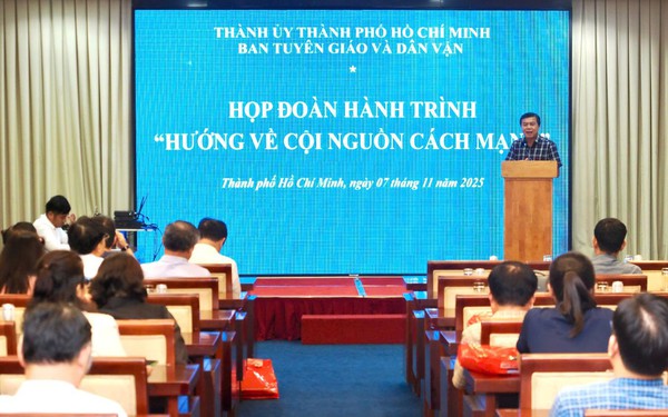 Đoàn cán bộ tuyên giáo - dân vận, báo chí - xuất bản TPHCM “Hướng về cội nguồn cách mạng”
