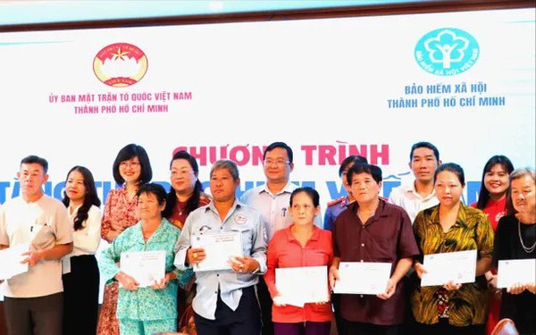 Trao tặng thẻ BHYT cho người có hoàn cảnh khó khăn