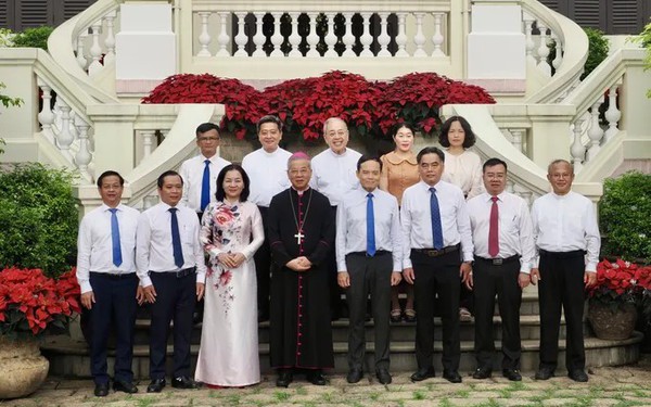 Lãnh đạo TPHCM thăm, chúc mừng các cá nhân tiêu biểu dịp Giáng sinh