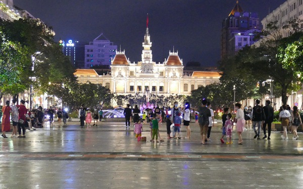 Nhớ những mùa xuân “rợp bóng cờ bay” trên Thành phố mang tên Bác