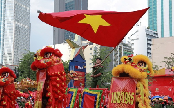 Người dân TPHCM háo hức theo dõi sự kiện "Vinh quang Công an nhân dân Việt Nam"