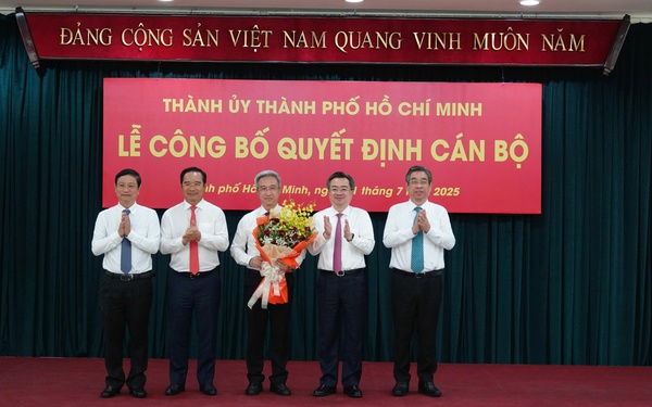Th&#224;nh ủy TPHCM c&#244;ng bố v&#224; trao nhiều quyết định c&#225;n bộ chủ chốt