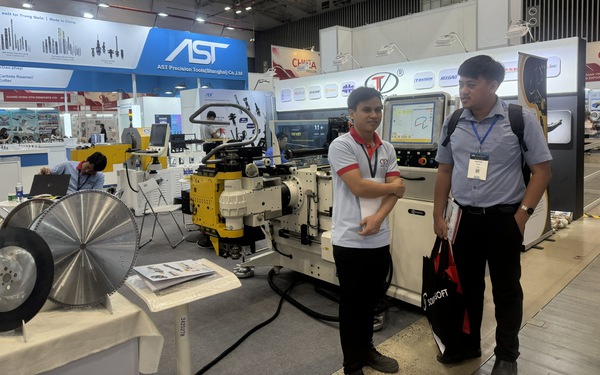 Hỗ trợ DN CNHT trong nước tham gia sâu hơn vào chuỗi cung ứng toàn cầu