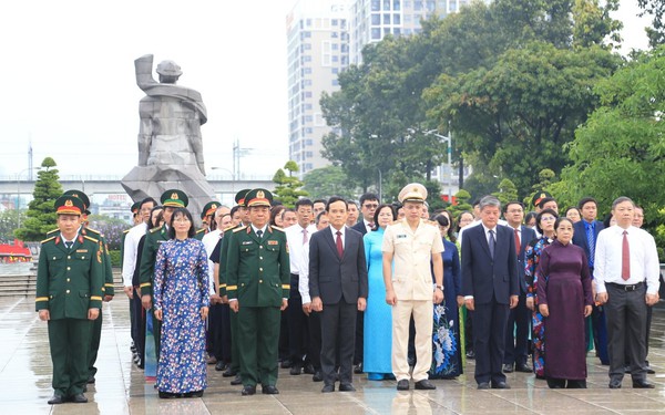 Bí thư Thành ủy Trần Lưu Quang và đoàn đại biểu TPHCM dâng hương tưởng nhớ Anh hùng liệt sĩ
