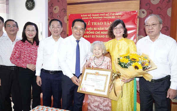 Chủ tịch UBND TPHCM trao Huy hiệu 80 năm tuổi Đảng cho đảng viên Nguyễn Thị Dũng