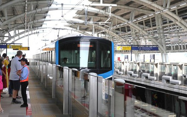 Người dân mua vé xe buýt và metro trên VNeID