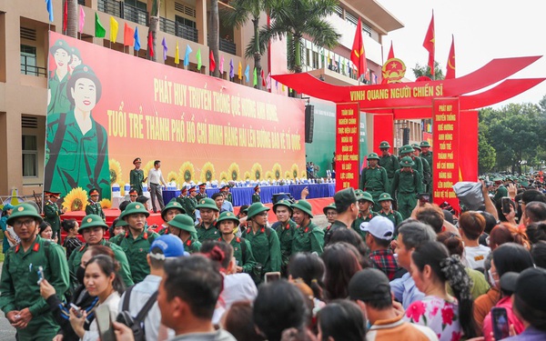 Thanh niên TPHCM hăng hái lên đường nhập ngũ