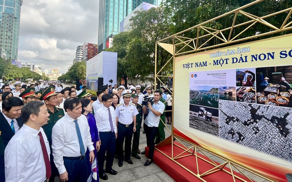 Khai mạc Triển lãm ảnh “Việt Nam - Một dải non sông”