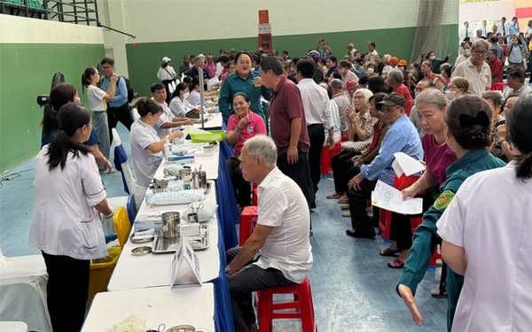 Huy động toàn bộ hệ thống y tế tham gia khám sức khỏe định kỳ cho người dân