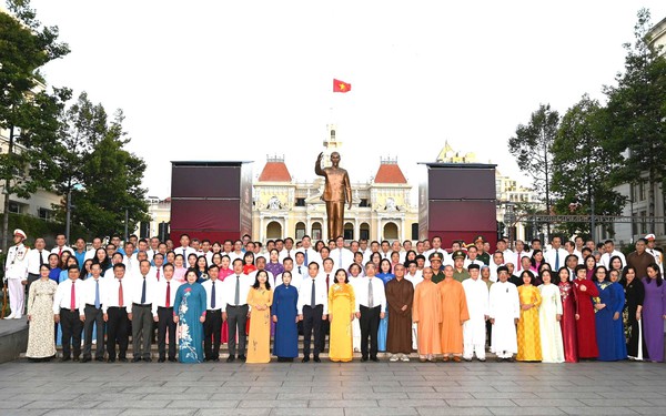Lãnh đạo Thành phố dâng hoa tưởng nhớ Hồ Chủ tịch nhân kỷ niệm 50 năm Thành phố vinh dự mang tên Người