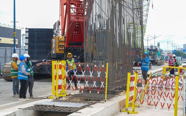 Hạ lồng thép thi công tường vây ga ngầm tuyến metro số 2