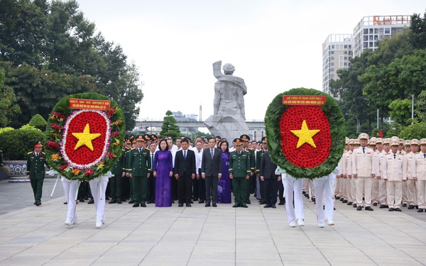 Lãnh đạo TPHCM dâng hương, dâng hoa tưởng niệm các Anh hùng liệt sĩ