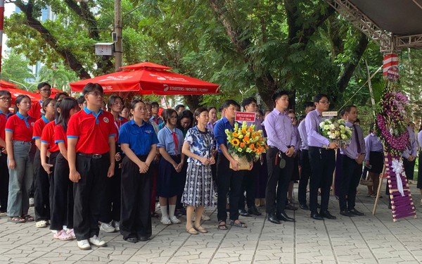 Đông đảo người dâng hoa, dâng hương tưởng niệm các Anh hùng liệt sĩ tại Công viên Lê Thị Riêng