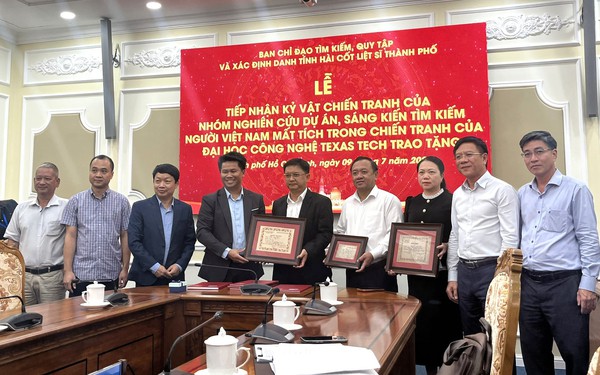 Tiếp nhận hồ sơ chôn cất 21 liệt sĩ và nhiều tư liệu chiến tranh