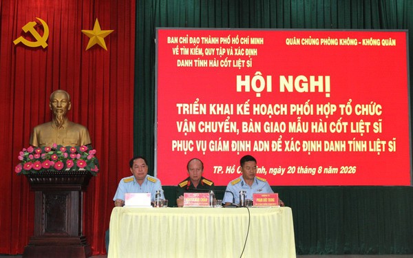 Mẫu hài cốt liệt sĩ TPHCM được vận chuyển bằng máy bay quân sự ra Hà Nội giám định ADN