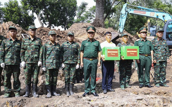 Lãnh đạo Quân khu 7 thăm, động viên lực lượng tìm kiếm hài cốt liệt sĩ, tại Công viên Lê Thị Riêng